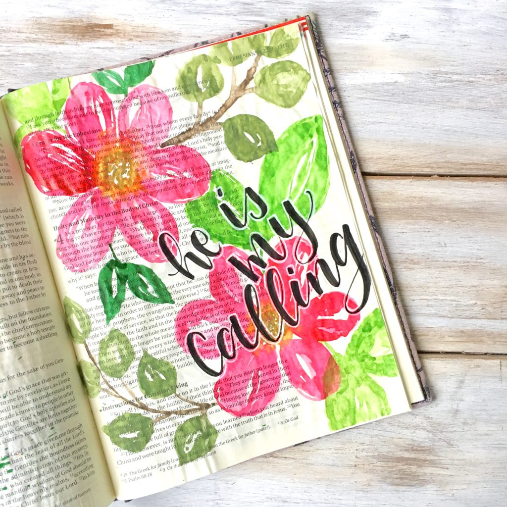 These beginner watercolor flowers are so fun to do in your journaling bible! Learn how to make them yourself! -bible journaling- easy watercolor florals-