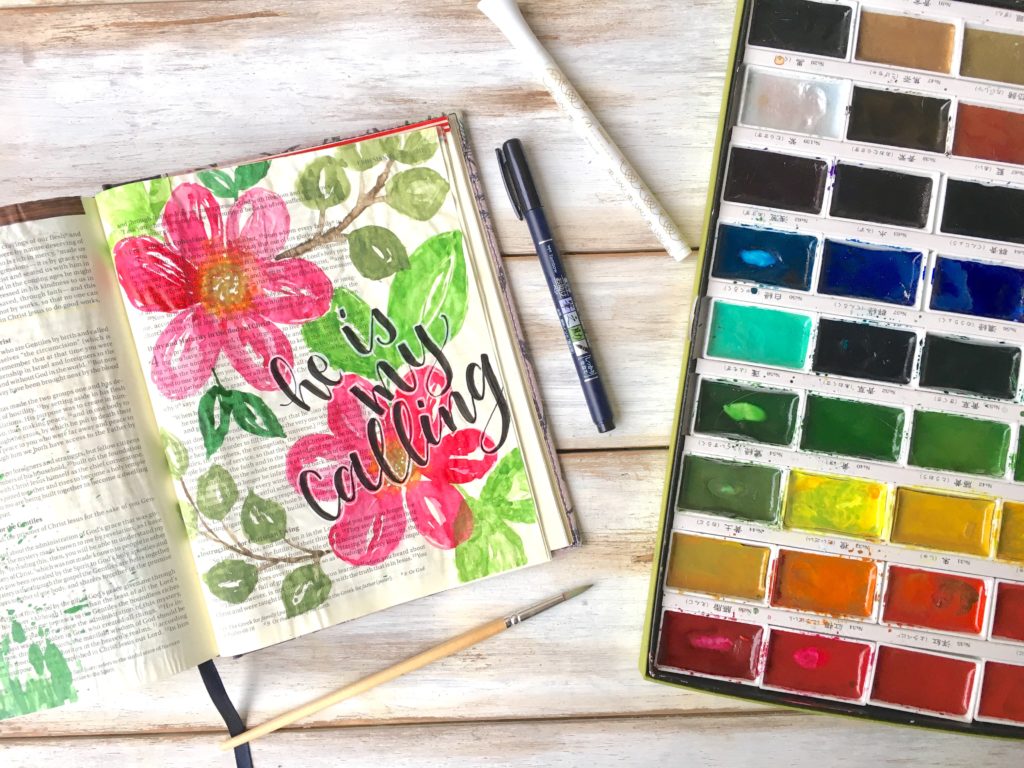 These beginner watercolor flowers are so fun to do in your journaling bible! Learn how to make them yourself! -bible journaling- easy watercolor florals-